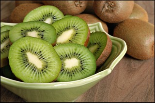 http://photos.imageevent.com/angelsongs/photos/small/Freshly-sliced-kiwi-fruit-with-whole-kiwis.jpg