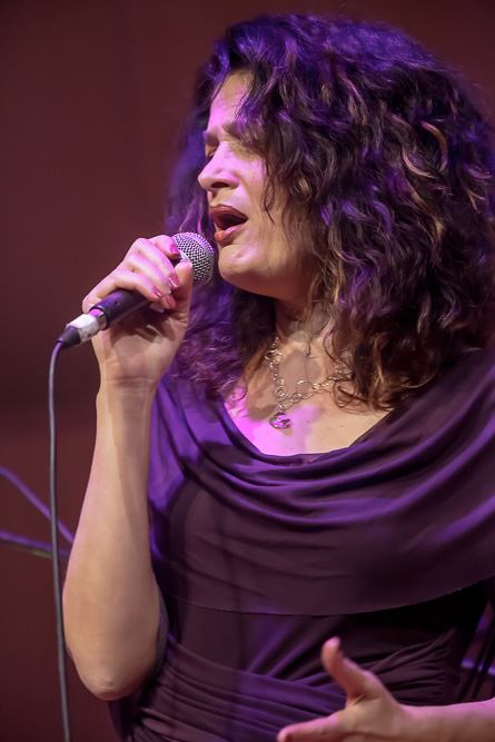 IMAGE: http://photos.imageevent.com/elied/irisandoferportugali/_MG_8661.jpg