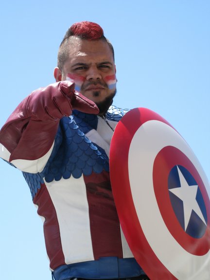 http://photos.imageevent.com/fansubs2000/myspace/23-%20Eric%20as%20Captain%20America.jpg