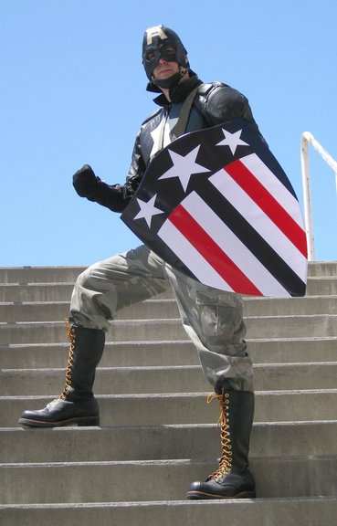 http://photos.imageevent.com/fansubs2000/myspace/websize/10-%20Captain%20Samerica%20ready%20to%20fightex.jpg