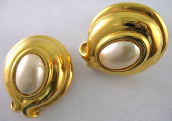 The large FENDI earrings. They are clips. PRICE 10.00 The large FENDI earrings. They are clips. PRICE 10.00