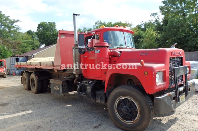 1985 R Model Mack Roll Off tandem-axle truck