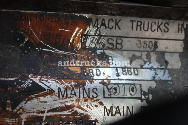 1985 R Model Mack Roll Off tandem-axle truck
