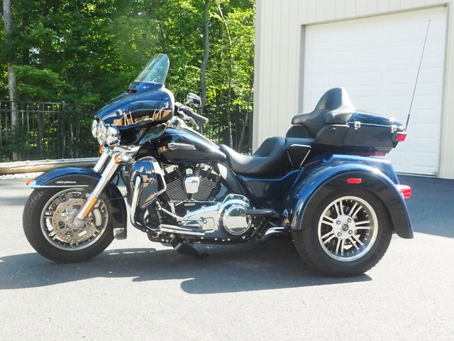 used 2014 Harley Davidson Tri Glide Tourning 103 high out put Motor Vivid Black and Blue Pearl 