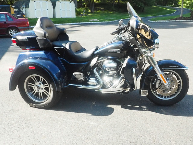 used 2014 Harley Davidson Tri Glide Tourning 103 high out put Motor Vivid Black and Blue Pearl 
