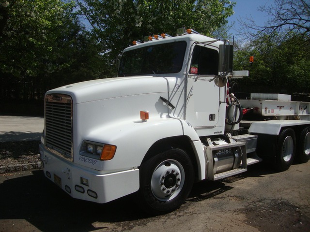 2000 Freightliner FLD112064ST Tandem Axle Tractor