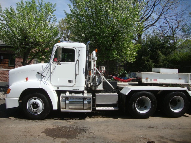 2000 Freightliner FLD112064ST Tandem Axle Tractor
