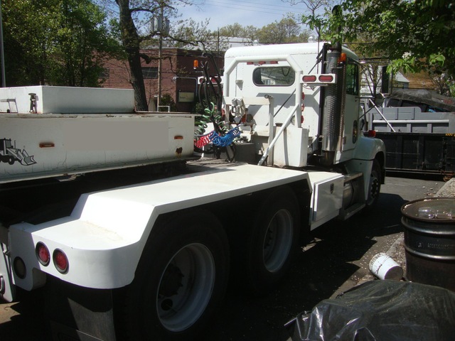 2000 Freightliner FLD112064ST Tandem Axle Tractor