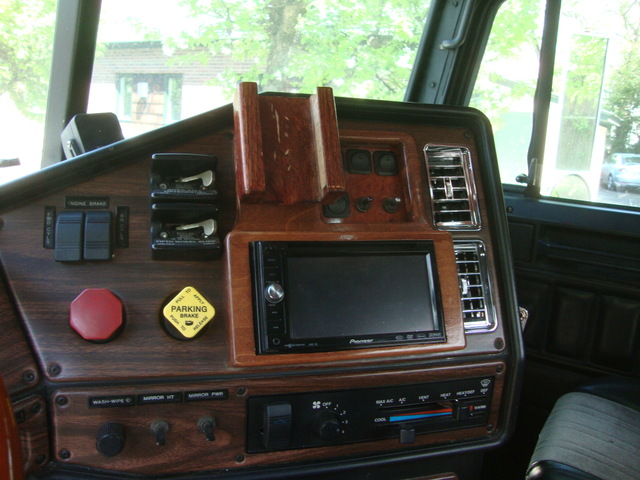 2000 Freightliner FLD112064ST Tandem Axle Tractor