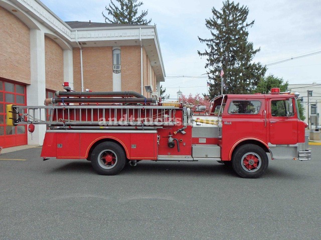 1983 Mack CF611F water fire pumper truck