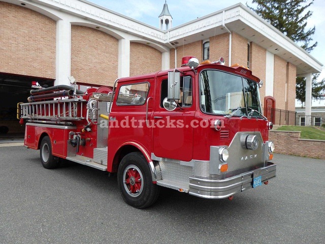 1983 Mack CF611F water fire pumper truck