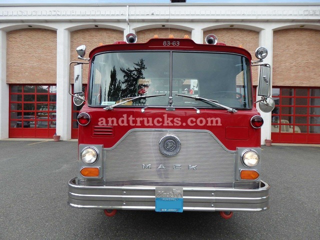 1983 Mack CF611F water fire pumper truck