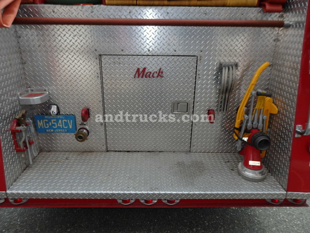 1983 Mack CF611F water fire pumper truck