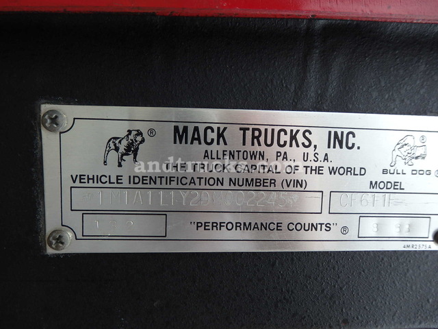 1983 Mack CF611F water fire pumper truck