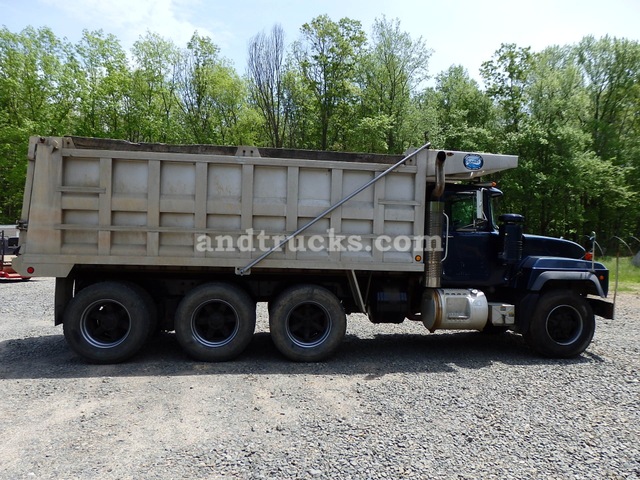 2000 R Model Mack Tri Axle Dump Truck