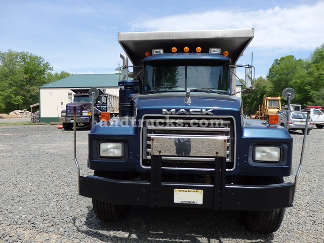 2000 R Model Mack Tri Axle Dump Truck