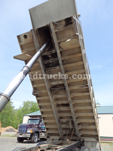 2000 R Model Mack Tri Axle Dump Truck