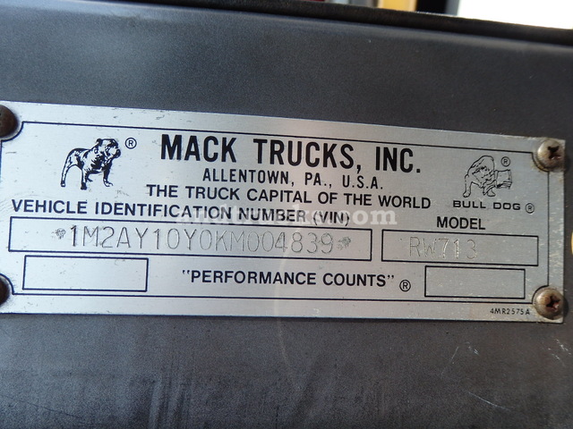 Mack Super-Liner Tandem Axle Tractor