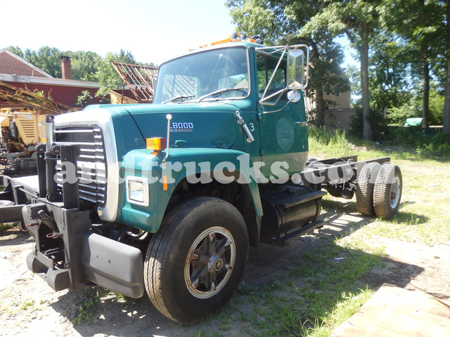 Cab and Chasis 1990 L8000 Single Axle Truck