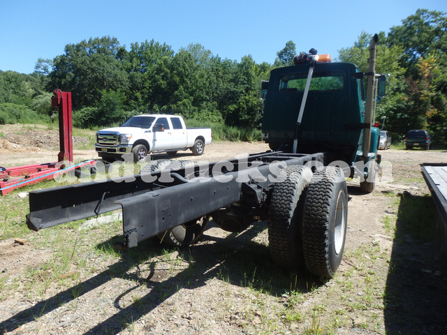 Cab and Chasis 1990 L8000 Single Axle Truck