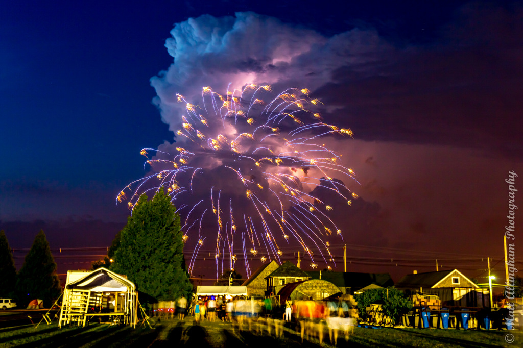 IMAGE: http://photos.imageevent.com/justaddwata/photography/balloonfestival/huge/MA%20001%20IY1A0750-2.jpg