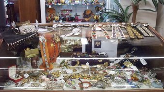 Kim Loves Vintage Show Cases