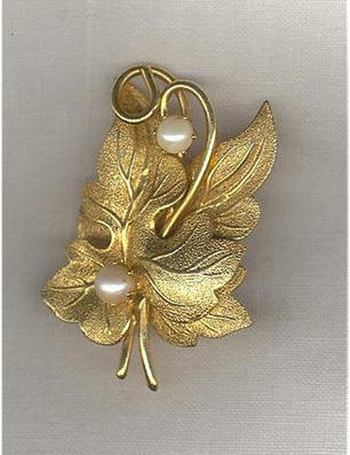 Textured%20Goldtone%20Faux%20Pearl%20Brooch.jpg