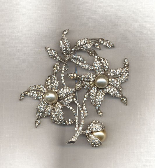 Boucher%20_US_%20Rhinestone%20and%20Pearl%20Floral%20Brooch.jpg