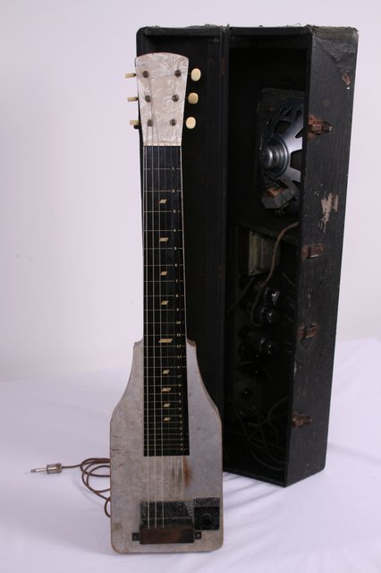 Supro%20Amp%20n%20steel%20in%20case%20002.jpg