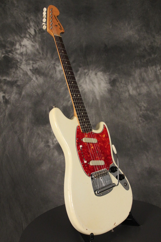 有关以下物品的详细资料: 1966 fender mustang original white!