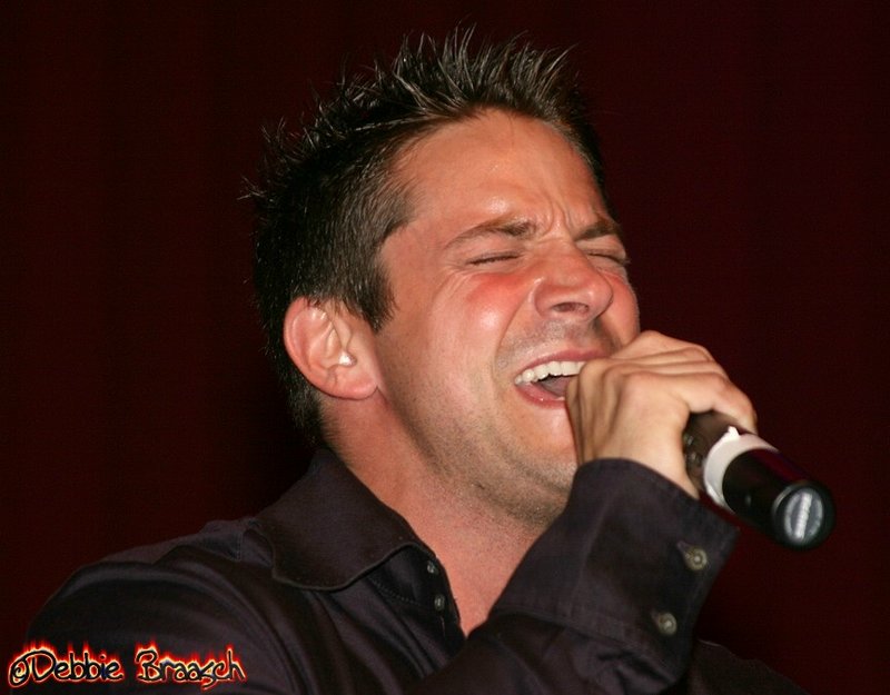 IMAGE: http://photos.imageevent.com/pokemom/dan/boysofsummer/large/BoysofSummer%20358.jpg