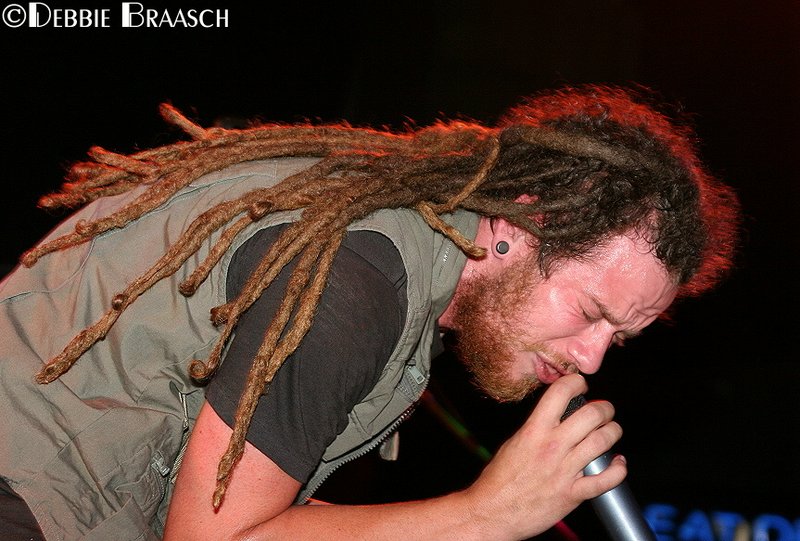 IMAGE: http://photos.imageevent.com/pokemom/jacobsloc/jacobslocattheroxy081305/large/JL%20Roxy%208-13-05%20137.jpg