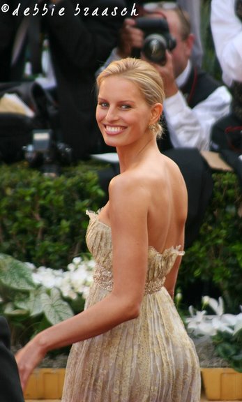 IMAGE: http://photos.imageevent.com/pokemom/photoshoots/academyawards2006/websize/Academy%20Awards%202006%20100.jpg