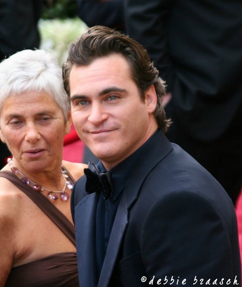 IMAGE: http://photos.imageevent.com/pokemom/photoshoots/academyawards2006/websize/Academy%20Awards%202006%20218.jpg