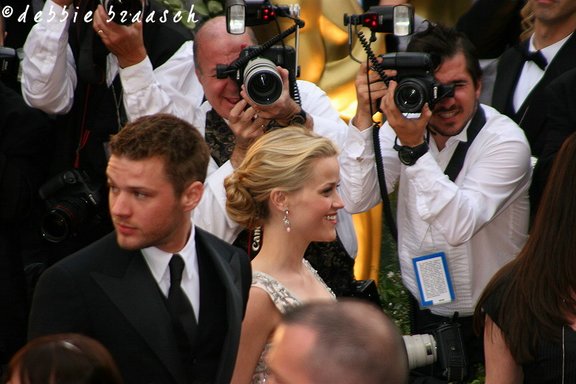 IMAGE: http://photos.imageevent.com/pokemom/photoshoots/academyawards2006/websize/Academy%20Awards%202006%20250.jpg