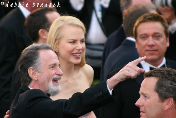 IMAGE: http://photos.imageevent.com/pokemom/photoshoots/academyawards2006/websize/Academy%20Awards%202006%20265.jpg