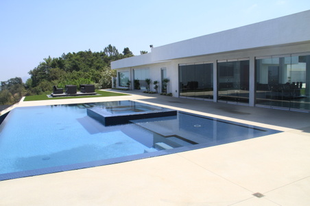 13727 Mullholland Dr