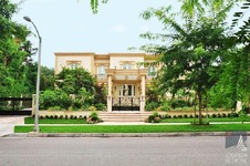 1019 N Roxbury Dr