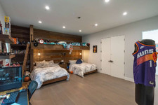 Enlarge photo 52