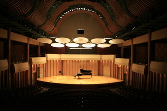 ZIPPER HALL