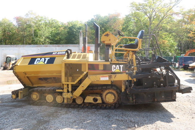 2004 Cat AP650B Paver 8-16 A-B Mat Screed Option Loaded