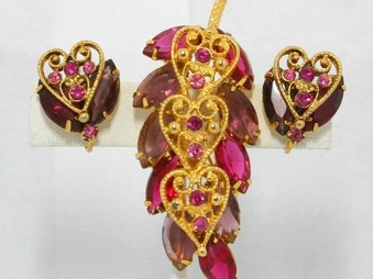 Not D and E Brooches with metal Elements