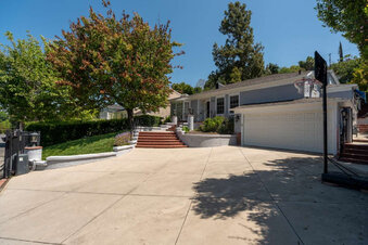 Cast 13356 Studio City