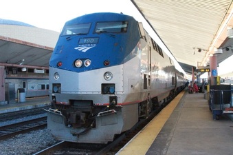 COMMUTER TRAIN / PLATFORM