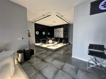 Enlarge photo 64