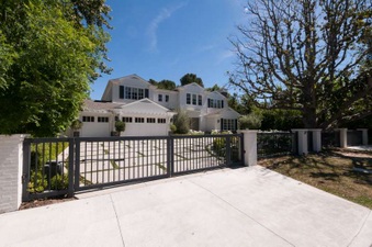 Cast 10526 W San Fernando Valley