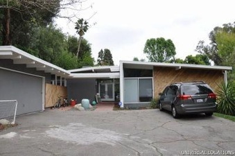 Universal 7752 Tarzana