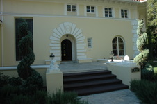 433 S Beverly Glen