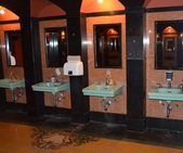 MEN'S RESTROOM - HOTEL - CHICAGO
