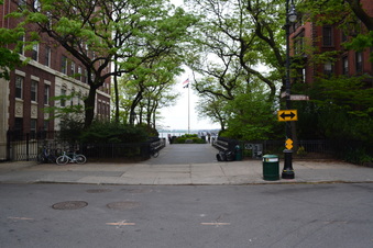 EXT. BROOKLYN PROMENADE